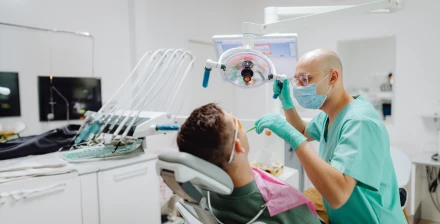 Foto tandarts die in mond kijkt